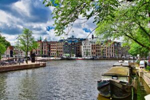 犬と一緒に楽しめるドッグラン付き宿泊施設はどこにある？